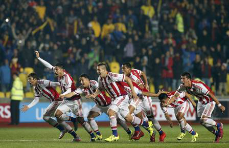 Jogadores do Paraguai comemoram a vitória Foto: ANDRES STAPFF / REUTERS
