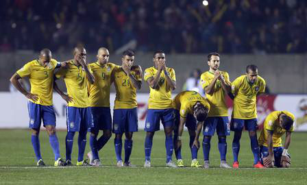Os jogadadores da seleção brasileira durante a cobrança de pênaltis Foto: Natacha Pisarenko / AP
