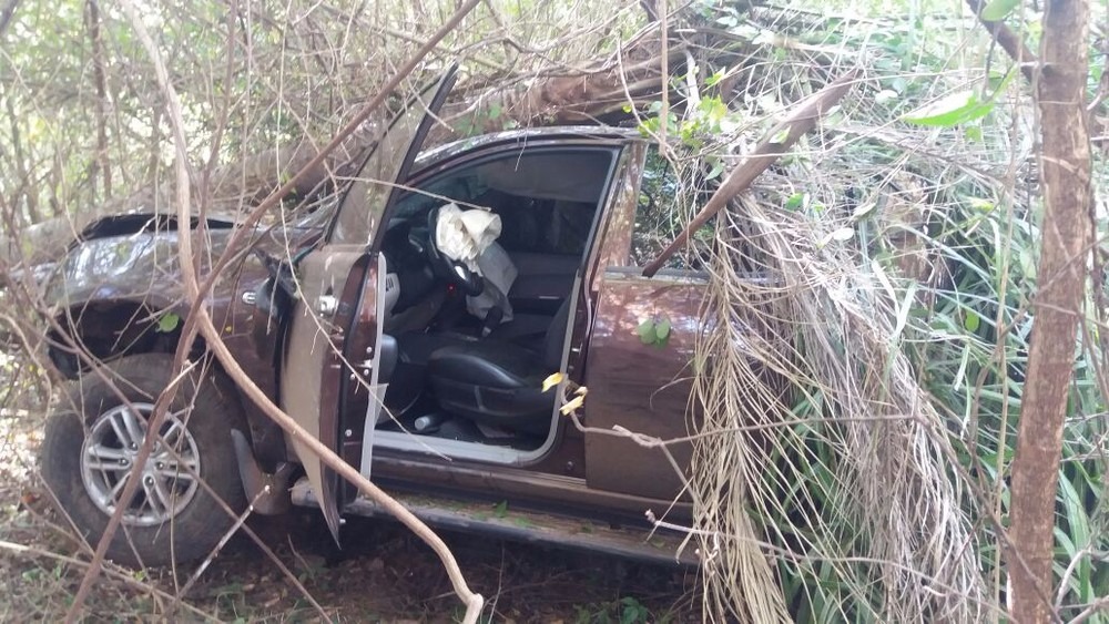 Caminhonete das vítimas foi recuperada em barranco após troca de tiros e capotagem (Foto: Carla Salentim)