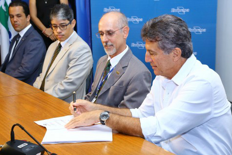 Murilo formaliza parceria para construção de laboratório de análise de qualidade da água Prefeito Murilo assina termo para construção de um laboratório que vai monitorar a água em MS – A. Frota