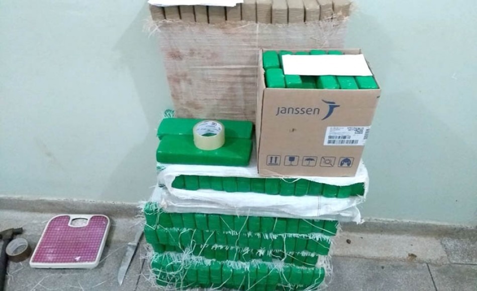 Traficante aluga casa para esconder droga em Três Lagoas Maconha estava embalada em plástico (Foto: André Barbosa/ JP/News)