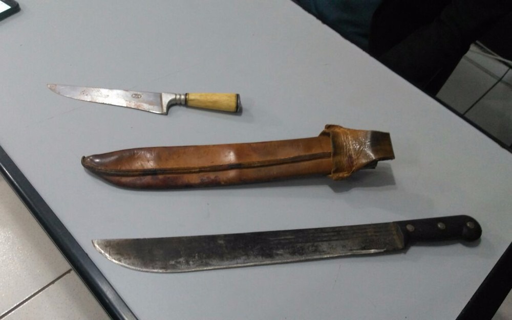 Faca e facão utilizados no assassinato do ex-vereador e da esposa dele (Foto: Juliene Katayama)