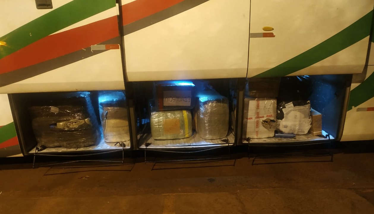Na fronteira, polícia apreende mercadoria sem procedência em ônibus Na fronteira, polícia apreende mercadoria sem procedência em ônibus