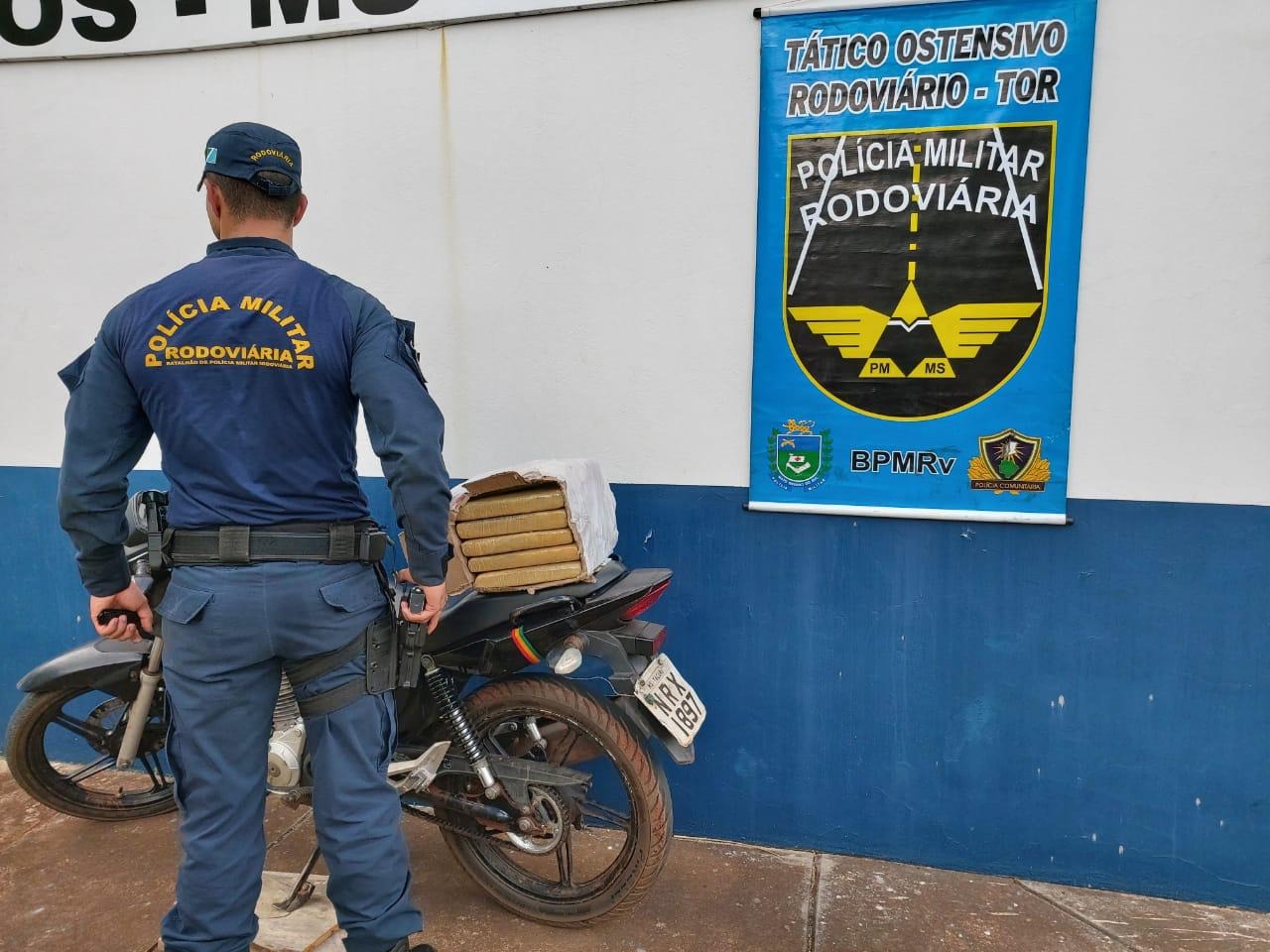 Motociclista fujão é pego com maconha em garupa de moto