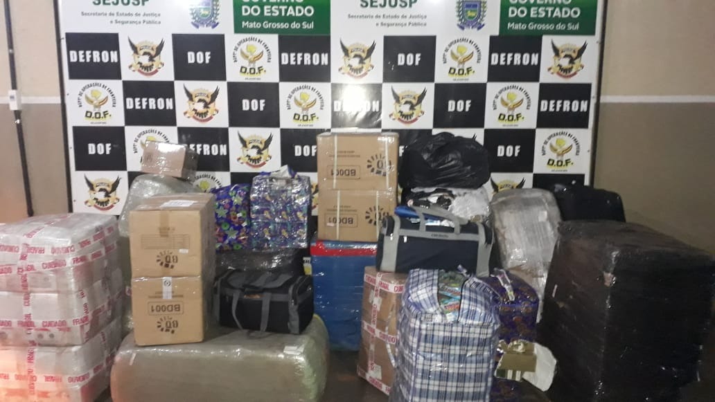 Na fronteira, polícia apreende mercadoria sem procedência em ônibus Na fronteira, polícia apreende mercadoria sem procedência em ônibus