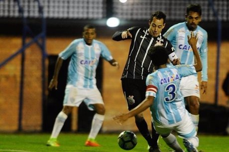 Rodriguinho divide bola com o zagueiro Betão, ex-Corinthians
Eduardo Valente/Estadão Conteúdo