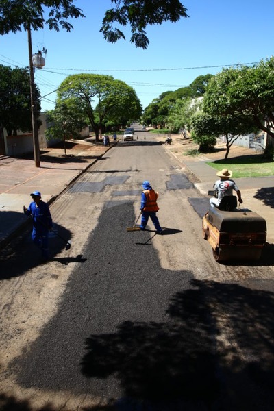 Tapa-buraco amplia cobertura na recuperação das ruas de Dourados Tapa-buraco amplia cobertura na recuperação das ruas de Dourados
