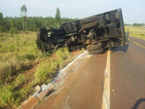 Viatura do Exército tomba e deixa 13 militares feridos Veículo levava 23 militares para atividade da Semana da Pátria - Foto: Divulgação