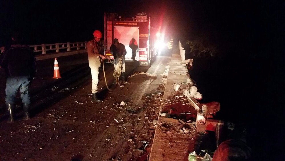 Carro bateu na proteção da ponte e caiu na água (Foto: Corpo de Bombeiros/Divulgação)