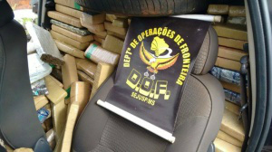 Ação conjunta apreende 6 carros e 5 toneladas de maconha na fronteira Droga estava no porta-malas e bancos traseiros dos veículos (Foto: Divulgação)