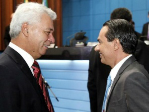Prefeito eleito de Campo Grande, Marquinhos Trad (PSD), à direita, com o deputado Cabo Almi (PT). (Foto: Roberto Higa e Victor Chileno/ALMS)