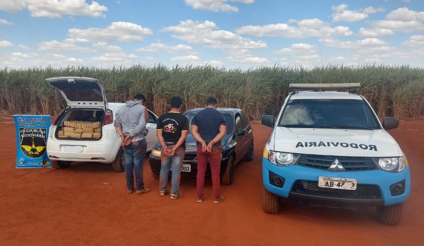 Trio é preso com quase 500 quilos de maconha e veículo roubado em Minas Gerais Divulgação