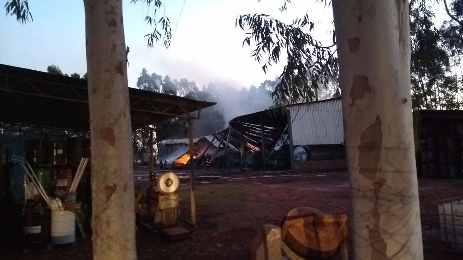 Fogo ficou concentrado em galpão e derrubou telhado (Foto: Rodrigo Grando)