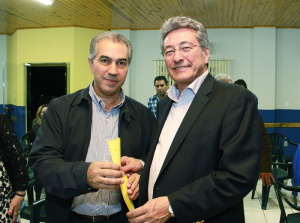 Governador será homenageado durante a 33ª Festa Julina O prefeito Roberto Hashioka com o governador Reinaldo Azambuja (Foto: Thiago Odeque/Divulgação)