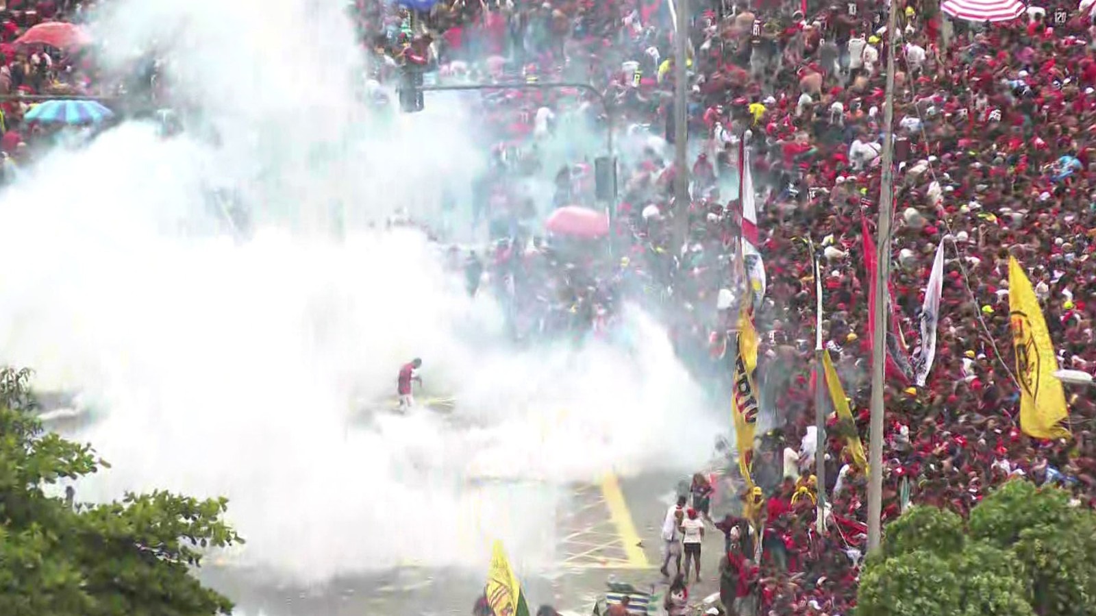 Desfile do Flamengo para comemorar o título da Libertadores termina em confusão no Centro do Rio Reprodução/ TV Globo