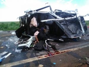Acidentes deixam quatro mortos e quatro feridos na BR-163 Com o impacto os carros ficaram destruídos. Divulgação