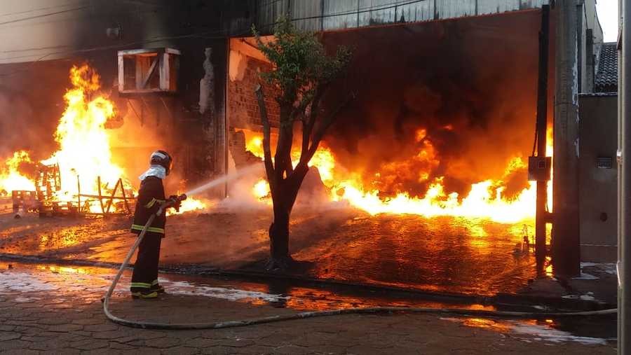 Incêndio atinge empresa na área central de Nova Andradina Local fica em região residencial e ao lado de loja de autopeças. Fotos: Márcio Rogério / Nova News
