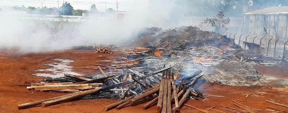 Bombeiros utilizam mais de 40 mil litros de água para conter incêndio em marcenaria 14 militares, de três unidades atuaram no combate ao incêndio. Emerson Arce/TV Morena