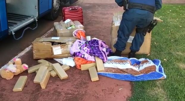 Droga que seria levada à Rondônia é apreendida em Maracaju Droga estava escondida em caixas de brinquedos. Divulgação/PMR