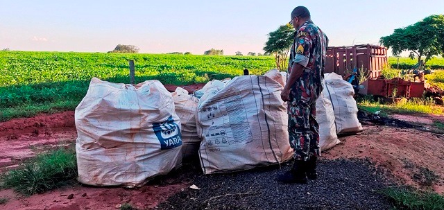 Proprietário rural é autuado pela PMA por armazenamento ilegal de embalagens de agrotóxicos