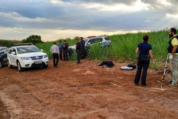 Com oito facadas, corpo de taxista é encontrado com mãos e pés amarrados em canavial Sidney Bronka