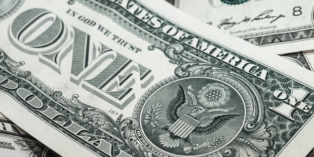 Dólar tem leve alta em véspera de decisões sobre juros