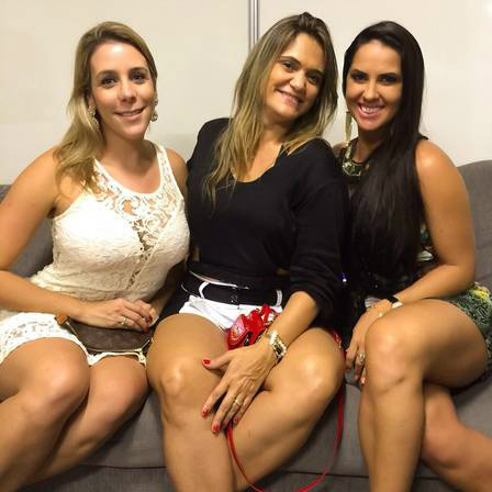 Graciele Lacerda (à direita) na foto em que a seguidora insinuou que ela fez aplicação de botox Foto: Reprodução/ Instagram
