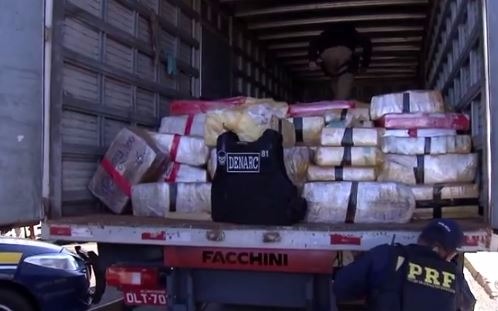 PRF apreende caminhão com cerca de 7 toneladas de drogas, armas e munições PRF apreende caminhão com cerca de 7 toneladas de drogas, armas e munições