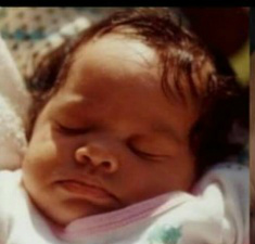 Anne ainda bebê, recém chegada a Paris (Foto: Arquivo Pessoal)