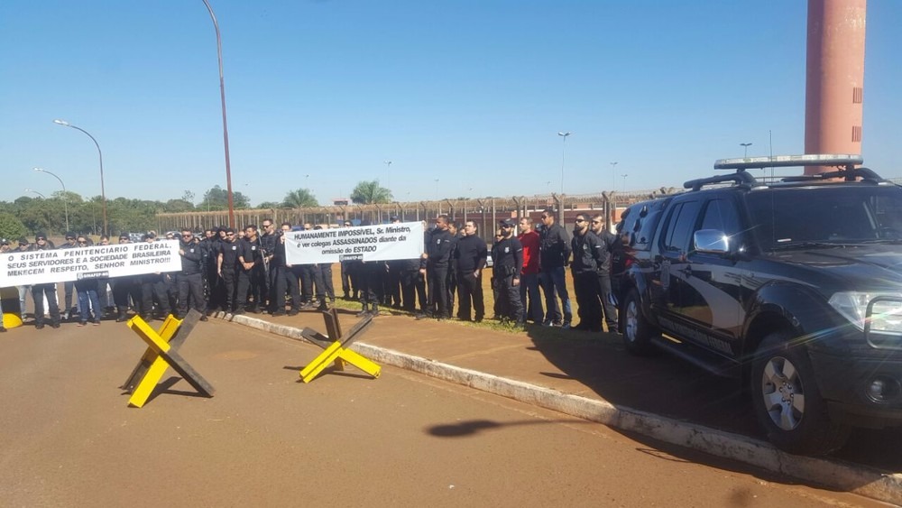 Agentes penitenciários federais de Campo Grande pedem mais segurança no trabalho Cerca de 100 agentes penitenciários federais participaram de manifestação em Campo Grande (Foto: Edmar Mello)