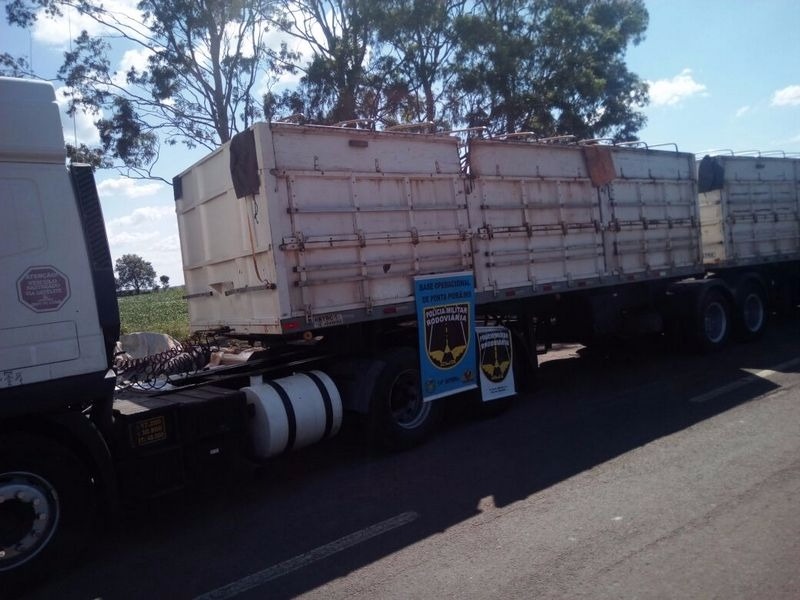 PRE apreende 2,4 toneladas de maconha na rodovia MS-156 Carreta com placas de Maracaju estava carregada com 2.470 kg de maconha. / Foto: PRE