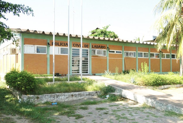 Pai procura polícia após descobrir que vizinho estuprava filha há 7 anos Pai procura polícia após descobrir que vizinho estuprava filha há 7 anos