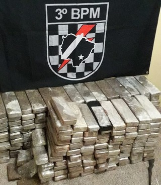 PM apreende 180 kg de maconha durante negociação de traficantes