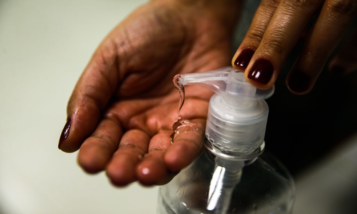 Forças Armadas ampliam produção de álcool em gel e cloroquina Marcello Casal Jr / Agência Brasil