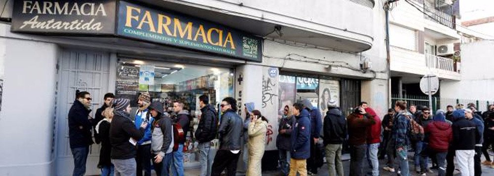 Farmácias uruguaias esgotam estoques de maconhas no primeiro dia de vendas Farmácias uruguaias esgotam estoques de maconhas no primeiro dia de vendas
