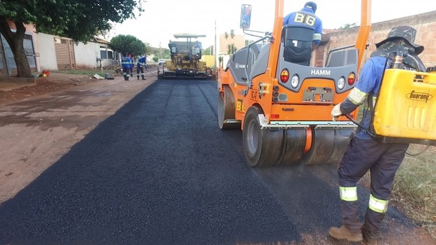 Prefeitura conclui frente de asfalto que atende 4 bairros