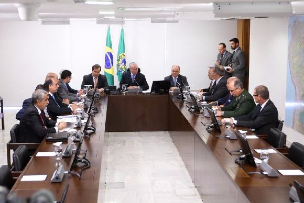 O presidente Michel Temer durante reunião hoje com o presidente da Câmara, Rodrigo Maia, o governador licenciado do Rio de Janeiro, Luiz Fernando Pezão, e o governador em exercício, Francisco Dornelles, no Palácio do Planalto (Foto: Marcelo Camargo, Agência Brasil