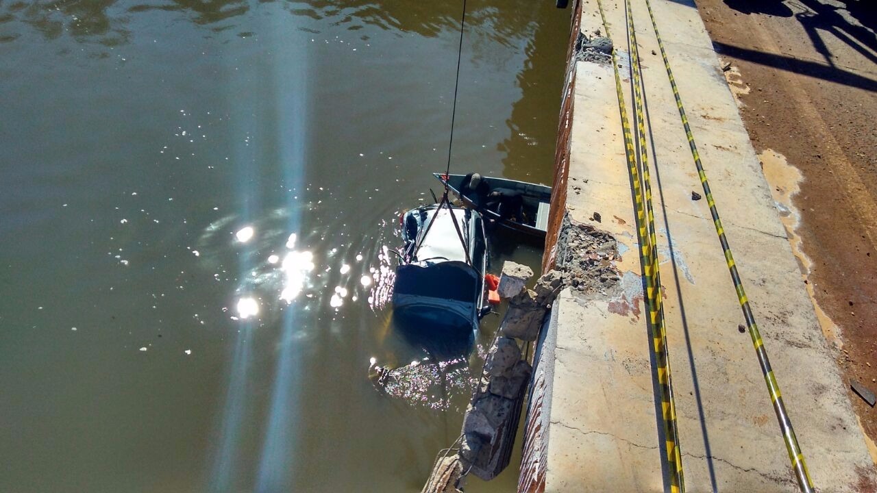 Sobrevivente se agarrou a pneu para conseguir sair de rio em acidente Sobrevivente se agarrou a pneu para conseguir sair de rio em acidente