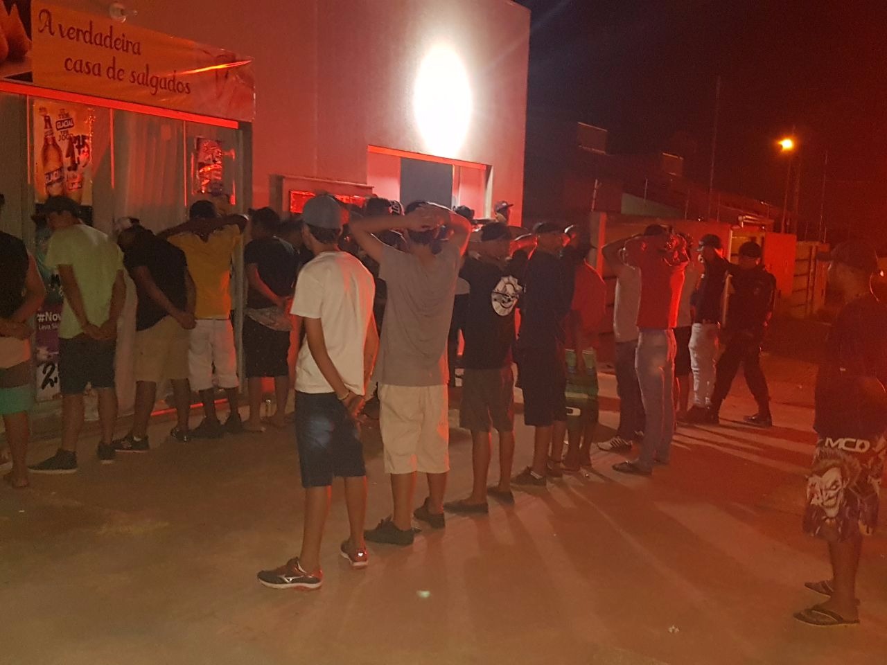 PM leva 26 pessoas à delegacia após flagrar bebida e droga em tabacaria