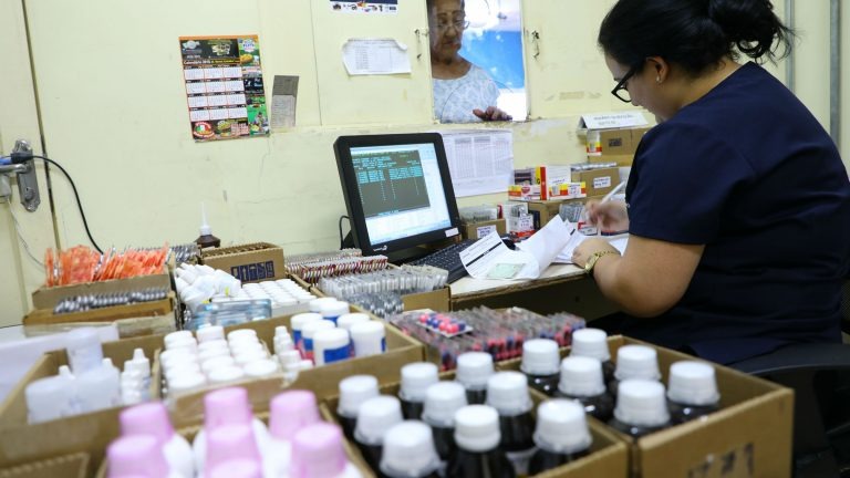 Pacientes poderão retirar medicamentos para 60 dias na rede de farmácia municipal Pacientes poderão retirar medicamentos para 60 dias na rede de farmácia municipal