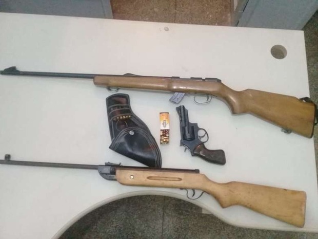 Homem preso com armas tinha mandado de prisão em aberto em SP Homem preso com armas tinha mandado de prisão em aberto em SP