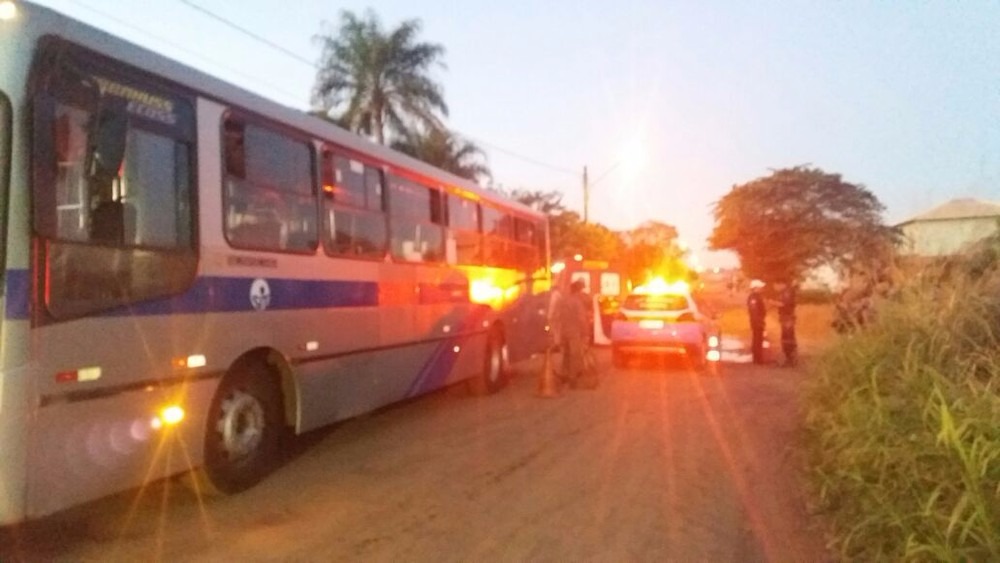 Motociclista morre e carona fica ferida ao bater em ônibus durante fuga de blitz Apesar do impacto, nenhum passageiro do ônibus se feriu (Foto: Nathália Rabelo)