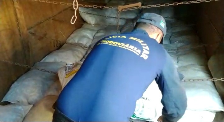 Homem é preso na ms-164 transportando 2 toneladas de agrotóxicos em carreta
