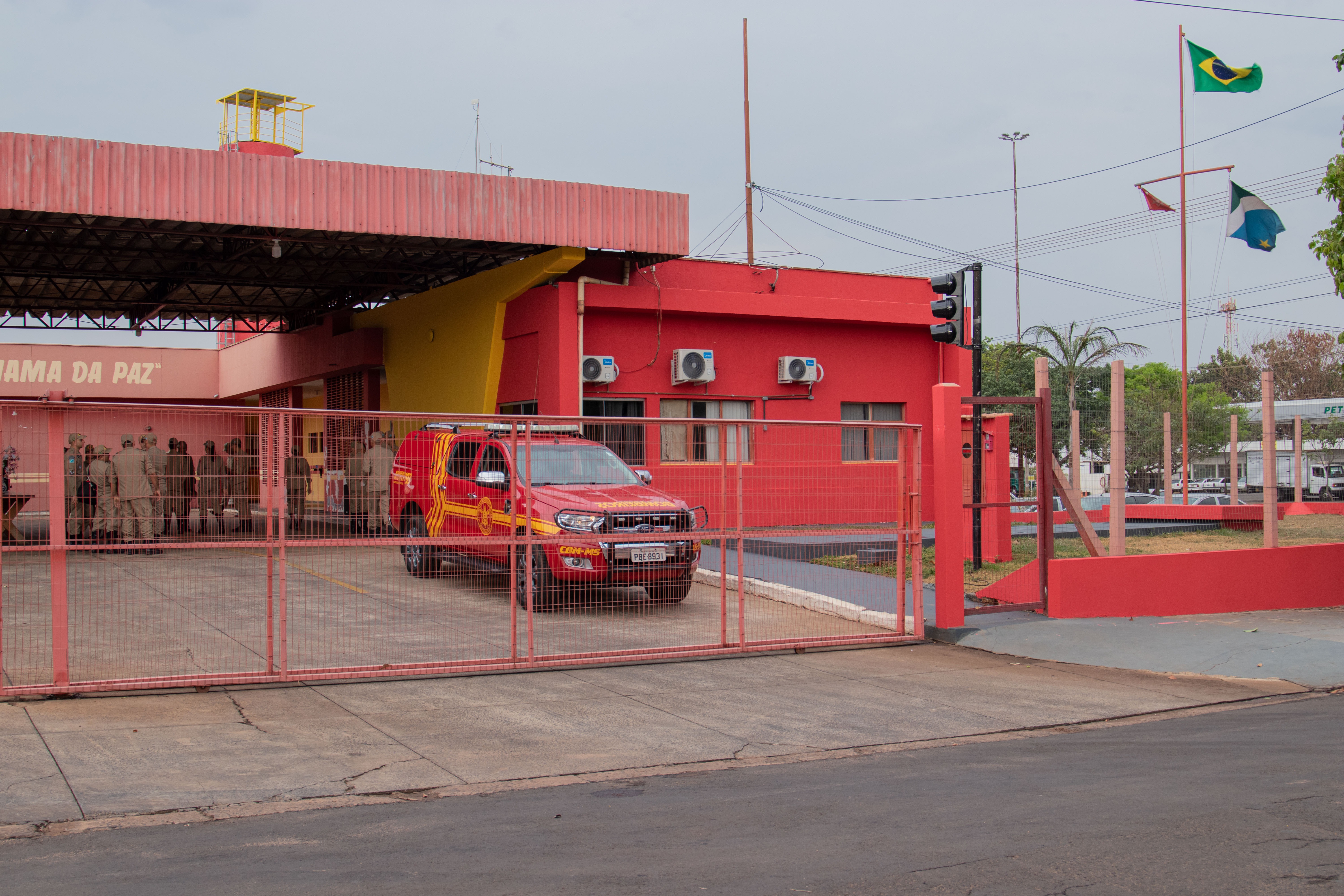 Homem e travesti procuram socorro em quartel dos bombeiros Homem e travesti procuram socorro em quartel dos bombeiros