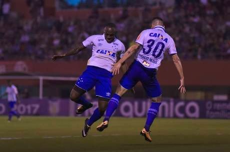 Fluminense e Cruzeiro ficam no empate pelo Campeonato Brasileiro Sassá e Thiago Neves comemoraram juntos o gol cruzeirense
Thiago Ribeiro/Estadão Conteúdo