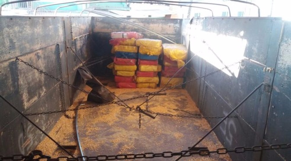 Polícia apreende 2,6 toneladas de maconha em carreta com milho em MS que seriam levadas para RS