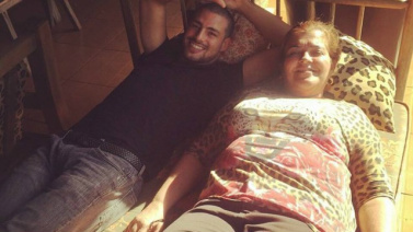 Cauã posa com fã que cedeu a casa como locação Foto: Instagram
