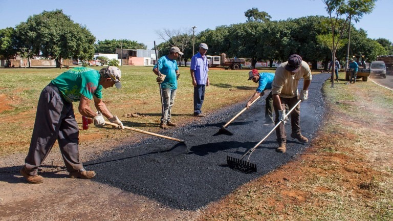 Prefeito anuncia revitalização de praças, durante vistoria de pista de caminhada Diogo Gonçalves