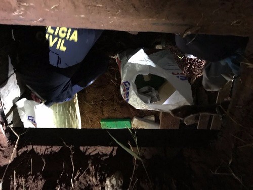 Policial averigua esconderijo que podia armazenar até 6 toneladas de droga - Foto: Divulgação/Polícia Civil