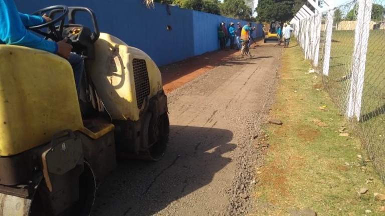 Pista de caminhada em praça do Bairro São Conrado é asfaltada por equipes da prefeitura Divulgação